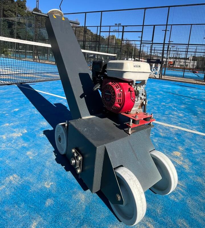Cepilladora para pisos sintéticos en cancha de paddle