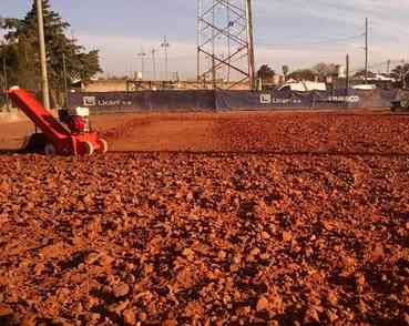 Construcción de cancha de polvo de ladrillo